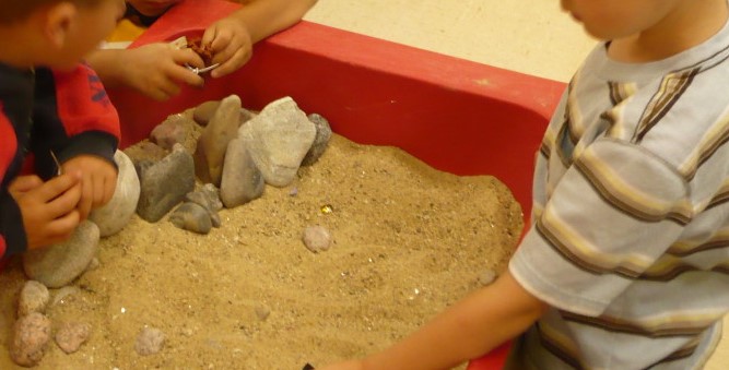 Sand table with rocks (2)